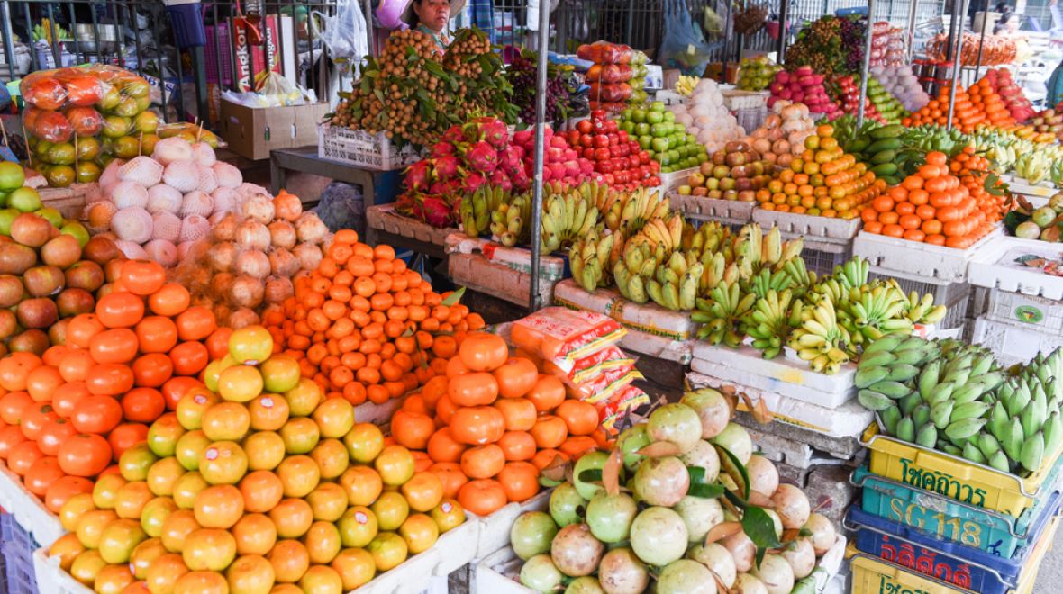 Na trhu můžete nakoupit nejen exotické ovoce, ale i elektroniku či oblečení