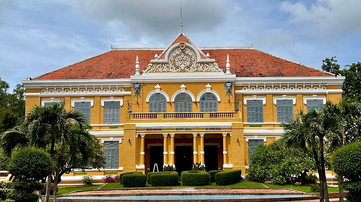 Městem se prolíná směsice různé architektury