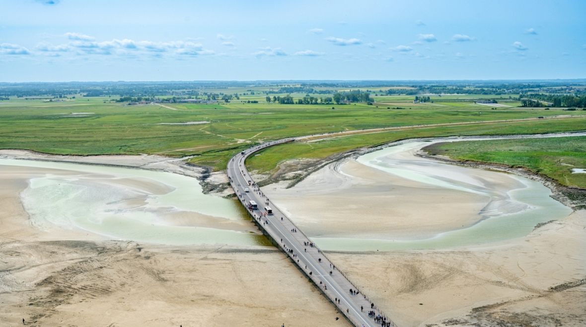 K opatství se vydejte po hrázi