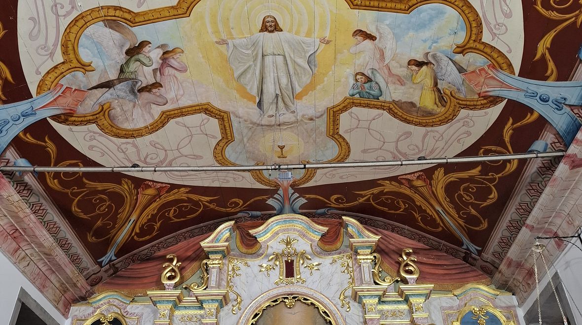 Bohatě zdobený interiér místního kostela