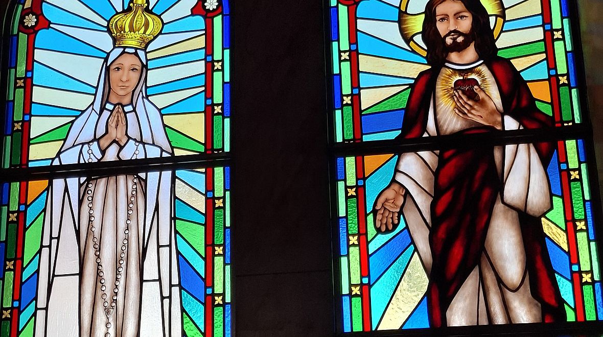 Nádherná vitrážová okna místního kostela