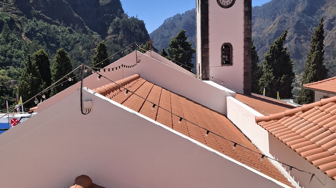 Kostel Igreja de Nossa Senhora do Livramento - duchovní centrum vesnice Curral das Freiras