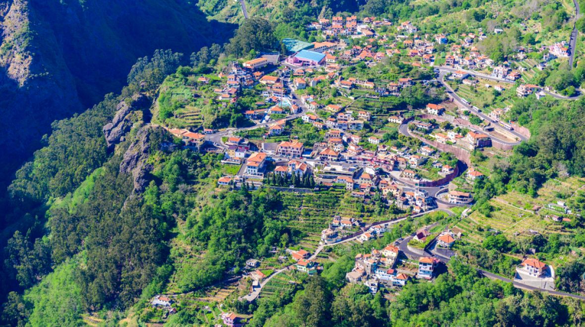 Takový pohled na údolí se vám naskytne z vyhlídky Eira do Serrado