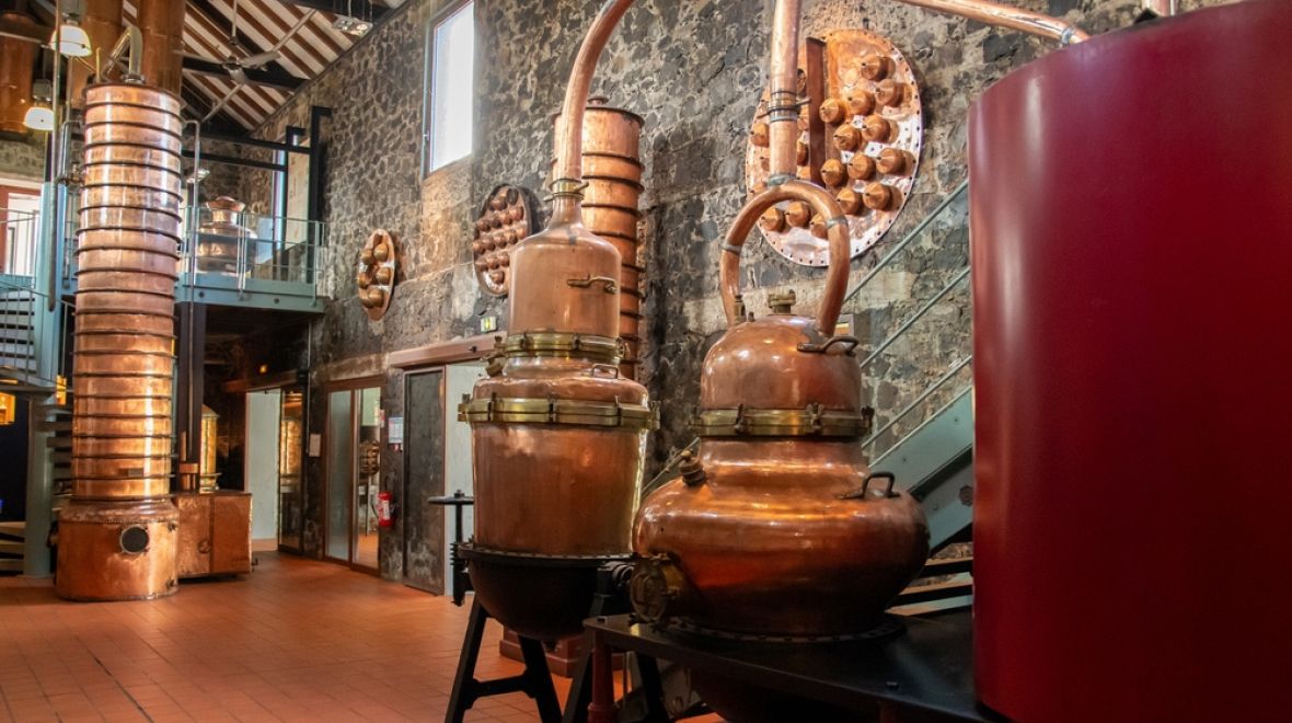 Navštivte místní destilérie