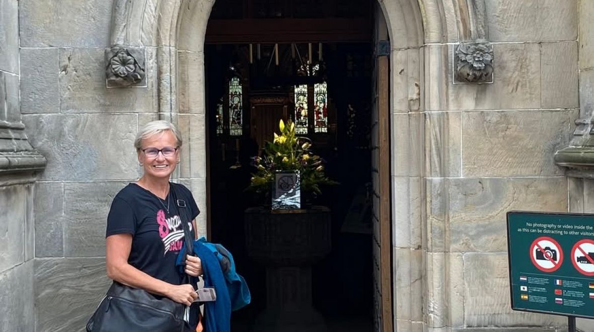 Průvodkyně Iva před kaplí, jejíž pilíře údajně skrývají hudbu