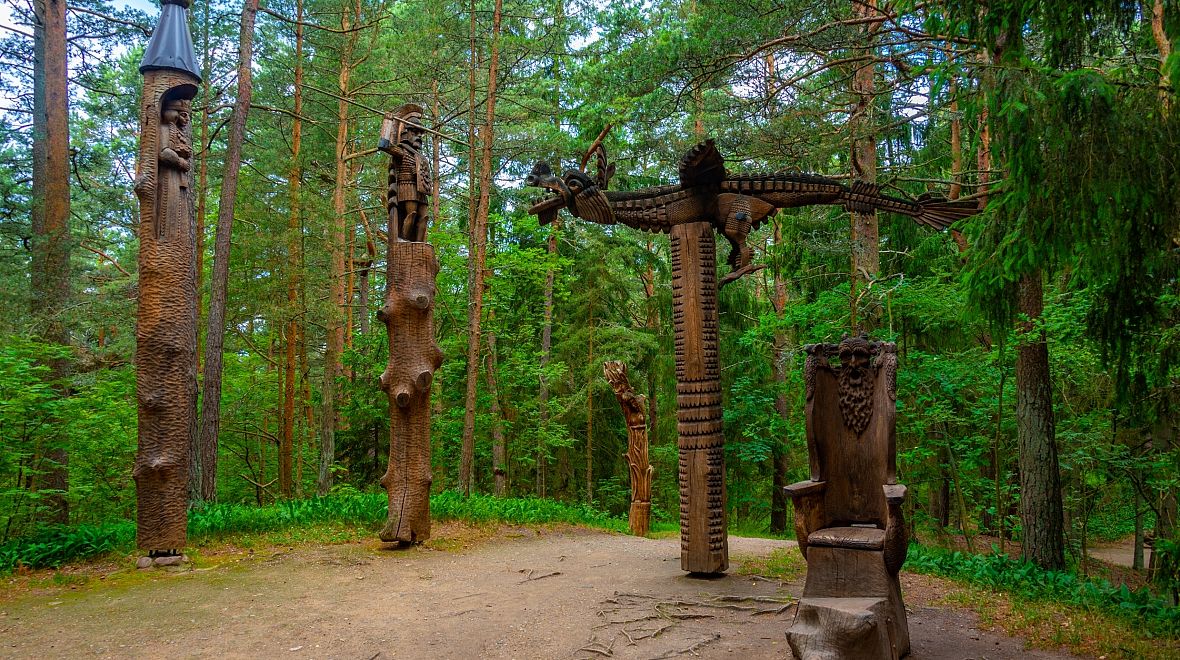 Dřevěné sochy na hoře Čarodějnic