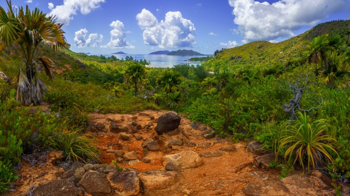 Ostrov Curieuse s červenou půdou