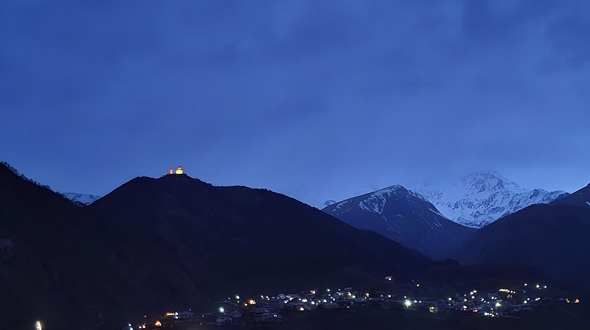 Noční pohled na Gergeti a Kazbek vpozadí