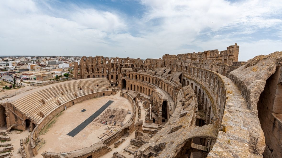 Diváci seděli v přesně členěném prostoru tribun