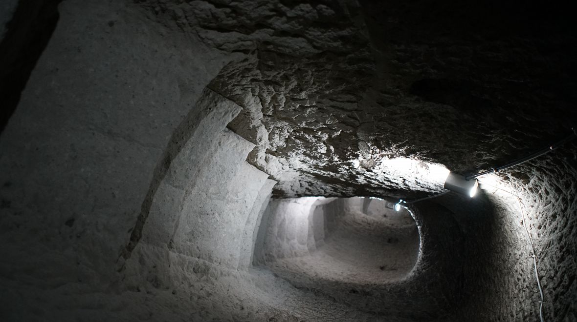 Propracovaný systém chodeb ve sklaním klášteře Vardzia. Pozor na hlavu - vyplatí se přibalit čepici