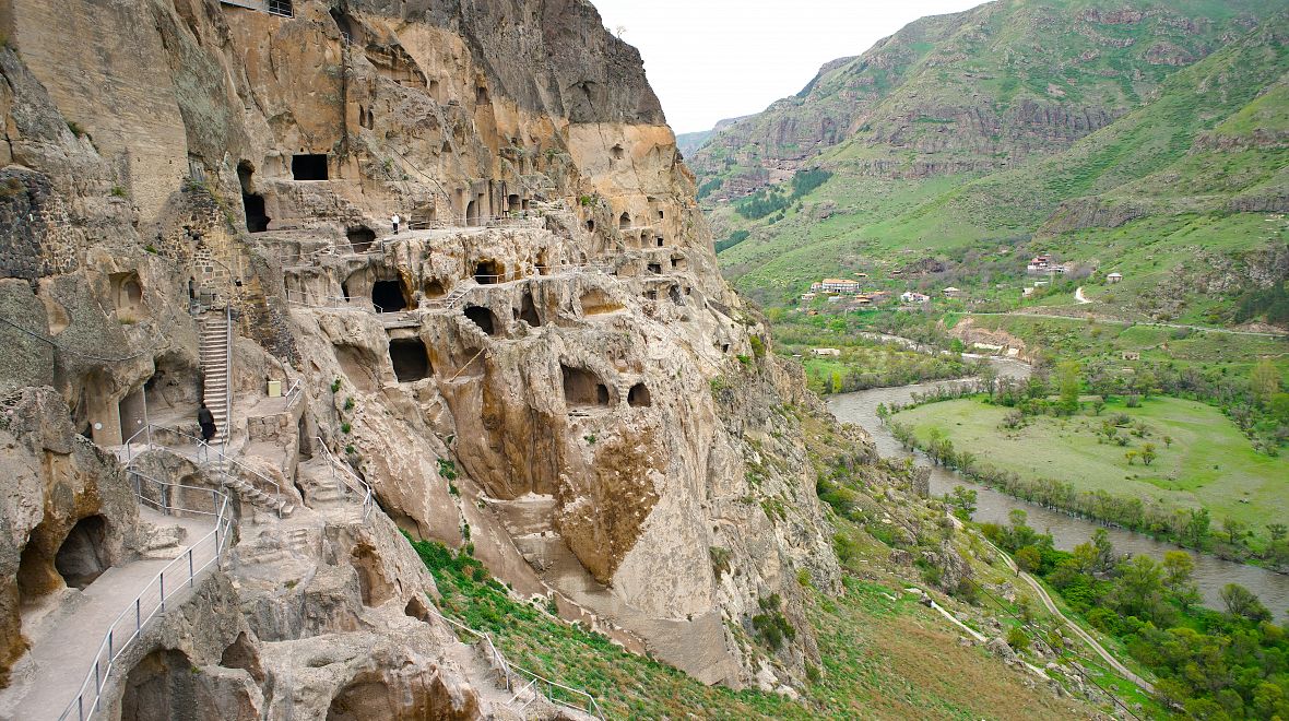 V dobách největší slávy měla Vardzia údajně přes 3000 místnostní na zhruba 13 patrech