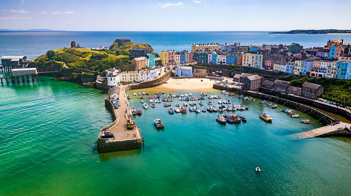 Pohled na barevné domky v Tenby