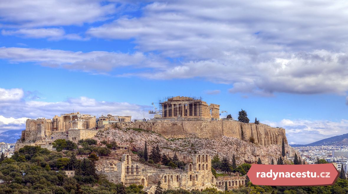 Pahorek Akropolis se majestátně tyčí nad městem