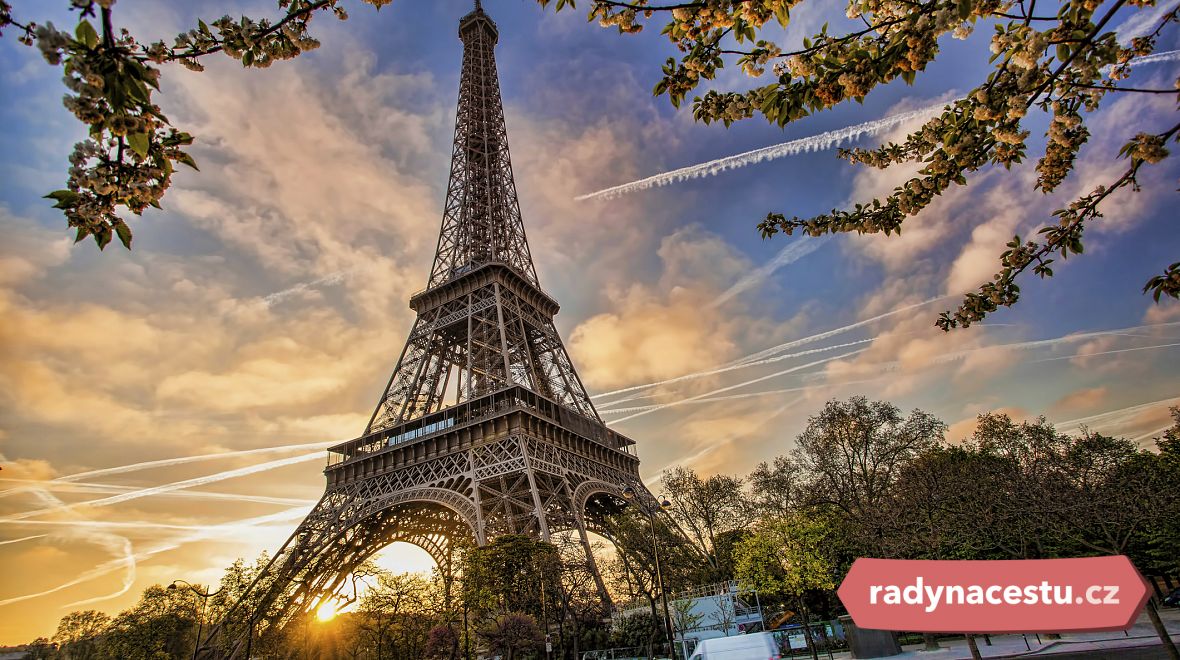 Na vrchol Eiffelovy věže vede 1665 schodů. Kdo bude první v cíli?