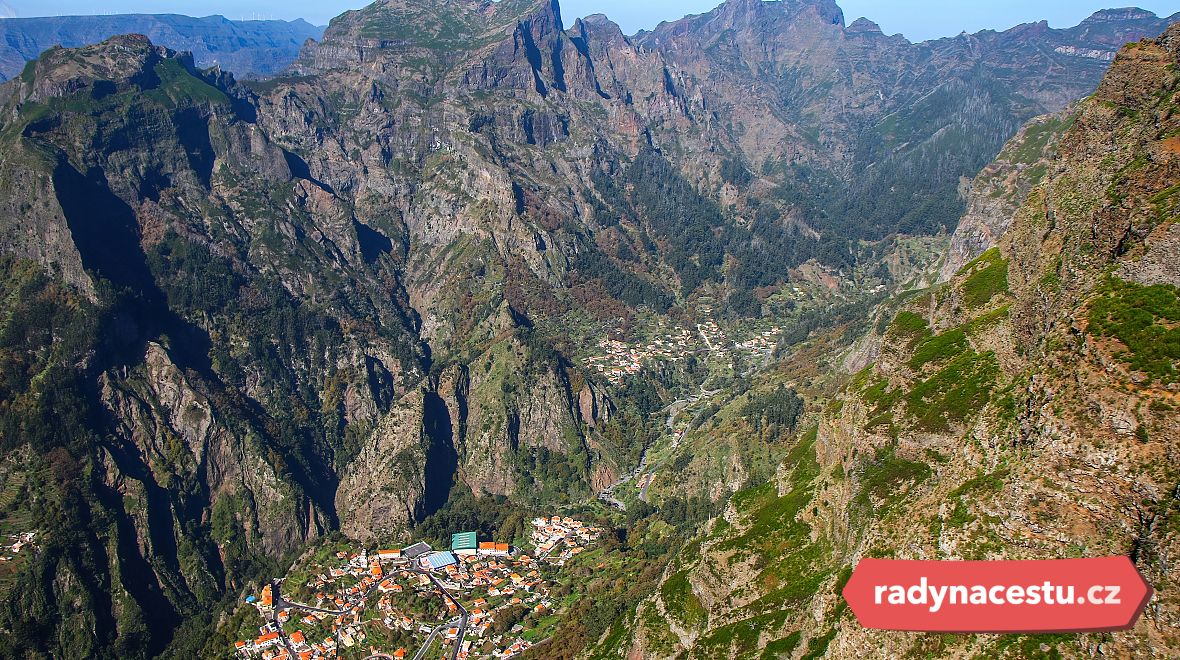 Údolí jeptišek je ukryto mezi horami