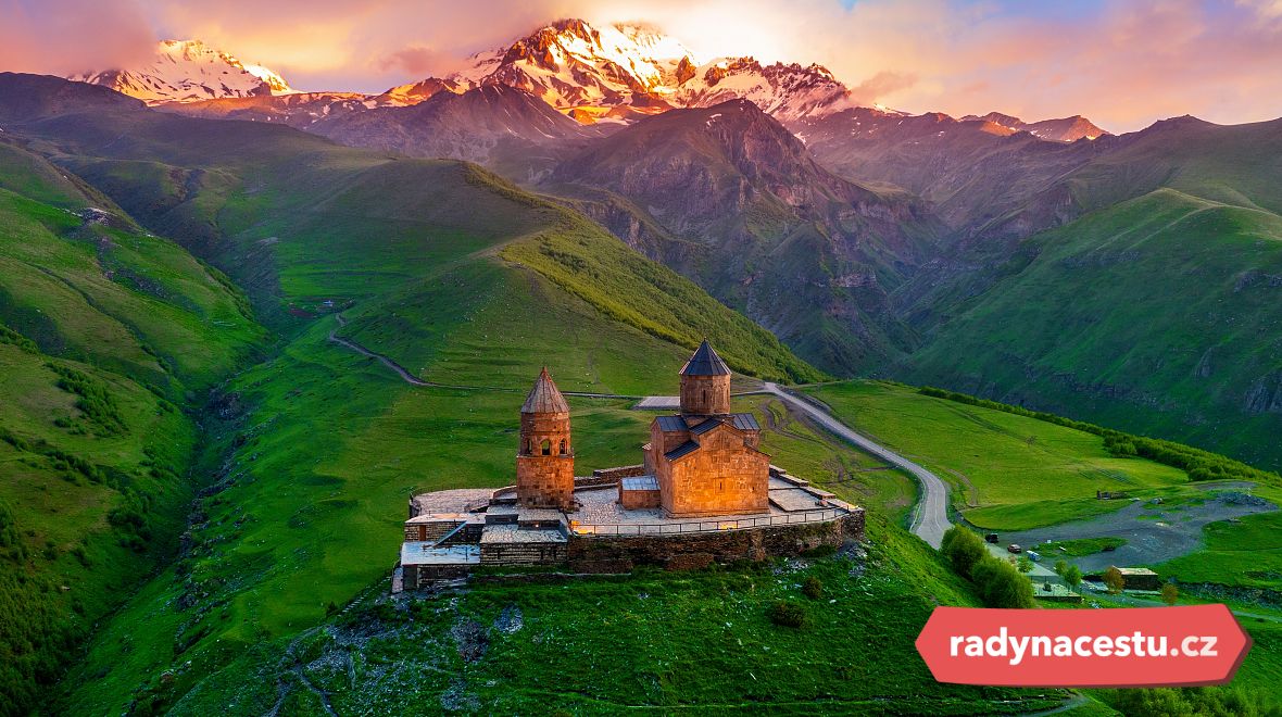 Klášter Gergeti s mohutnou kulisou hory Kazbek v Gruzii