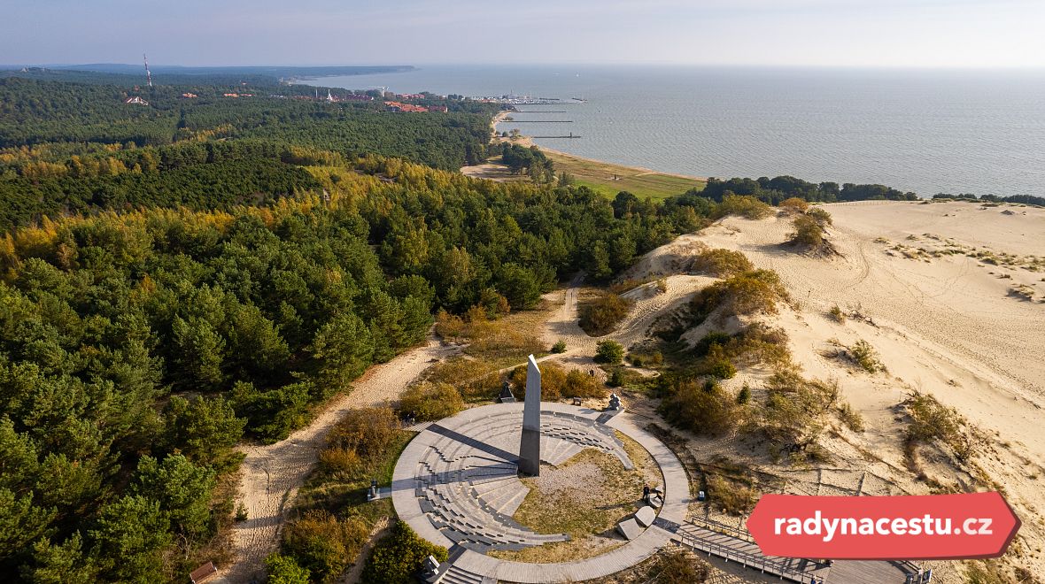 Sluneční hodiny u jedné z největších dun Kurské Kosy poblíž Nidy