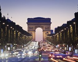 Vítězný oblouk na Champs Elysées