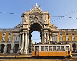 Typická tramvaj v ulicích Lisabonu