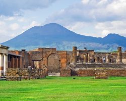 Pompeje a sopka Vesuv v pozadí