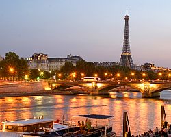 Večerní Paříž při plavbě Seinou
