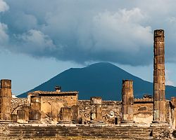 Pompeje pod dohledem nebezpečně vyhlížející sopky Vesuv
