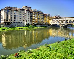 Most zlatníků ve Florencii a řeka Arno