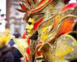 Bohatě zdobené karnevalové masky