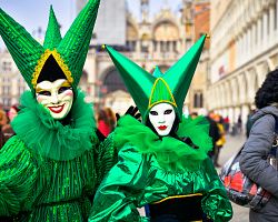 Pózující karnevalové masky