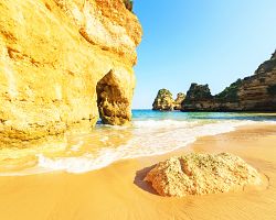 Jedinečné skalní útvary na plážích Algarve