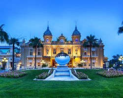 Světoznámé kasino v Monte Carlu
