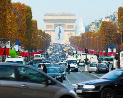 Luxusní bulvár Champs-Élysées s Vítězným obloukem