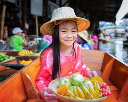 Dívka prodávající jídlo na plovoucích trzích