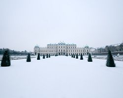 Palác Evžena Savojského pod sněhovou pokrývkou.