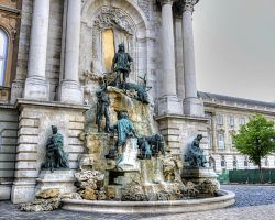 Fontána pojmenovaná po Matyáši Korvínovi je známá také jako uherská "Fontana di Trevi".