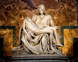 Michelangelova Pieta v římském chrámu sv. Petra