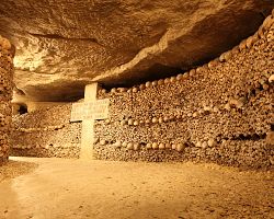 Fascinující pařížské katakomby plné kostí a lebek