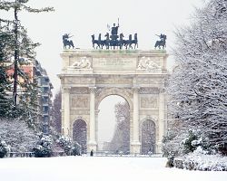 Zimní atmosféra Oblouku míru v Miláně