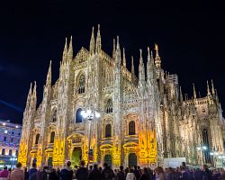 Velkolepé Duomo di Milano v záři světel