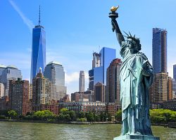 Majestátní socha Svobody a výhled na Manhattan