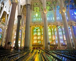 Úchvatný interiér chrámu Sagrada Familia