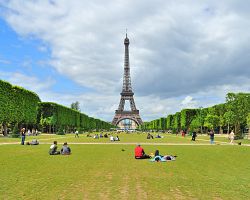 Piknik na Martových polích s výhledem na Eiffelovu věž