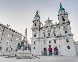 Katedrála Domplatz v Salzburgu
