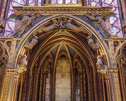 Interiér gotické Svaté kaple v Paříži