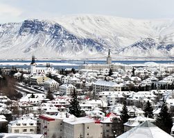 Pohled na zasněžené hlavní město Reykjavik