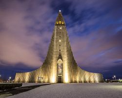 Nasvícená katedrála Hallgrimskirkja v hlavním městě Reykjavík