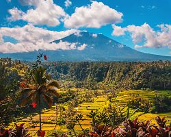 Sopečná hora Agung a rýžová pole na Bali