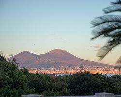Působivý pohled na Vesuv z Neapole