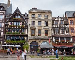 Typické hrázděné domy v Rouenu