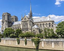 Katedrála Notre Dame na břehu řeky Seiny